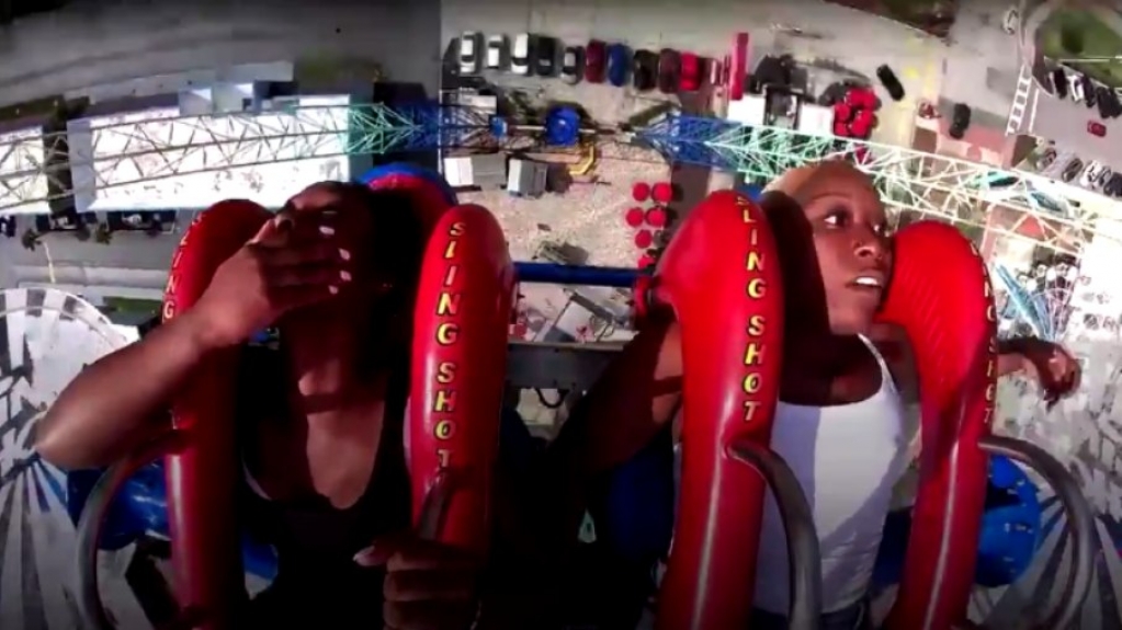 VÍDEO: Mulher perde a peruca ao ser 'catapultada' por brinquedo nos EUA