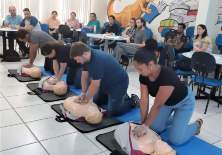 Educação de Marília capacita servidores para primeiros socorros em escolas