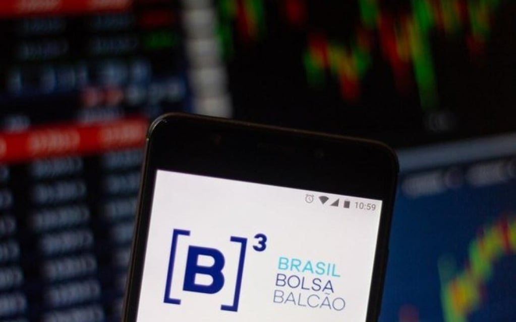 Ibovespa recua e Petrobras cai mais de 2% com troca de comando