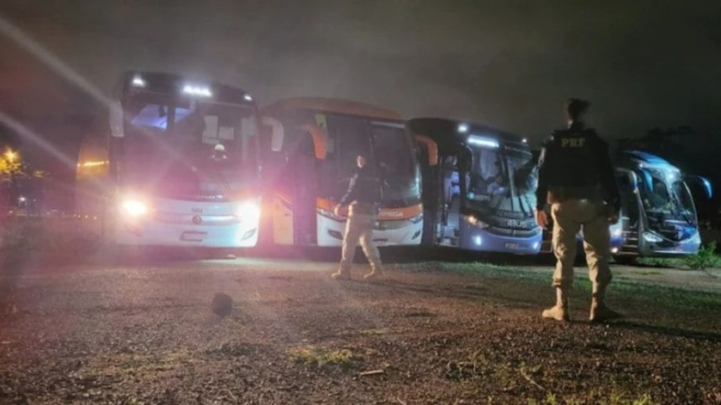 PRF apreende 55 ônibus envolvidos em invasão dos Três Poderes no DF PRF apreende 55 ônibus envolvidos em invasão dos Três Poderes no DF