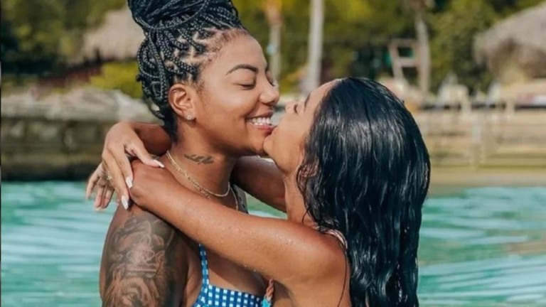 Após fim de ano agitado, Ludmilla e Brunna Gonçalves eleva clima em praia: ‘Paraíso’