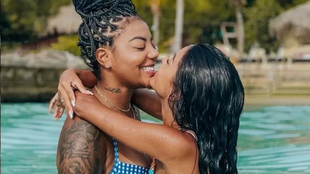 Após fim de ano agitado, Ludmilla e Brunna Gonçalves eleva clima em praia: ‘Paraíso’ Após fim de ano agitado, Ludmilla e Brunna Gonçalves eleva clima em praia: ‘Paraíso’