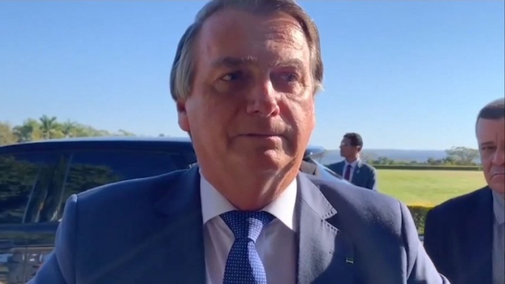 Bolsonaro ataca imprensa e diz estar à disposição para reunião entre poderes