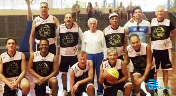 Jogadores do time Master de asquete, ainda com treinador Isaac Elias Farath, falecido no início de fevereiro