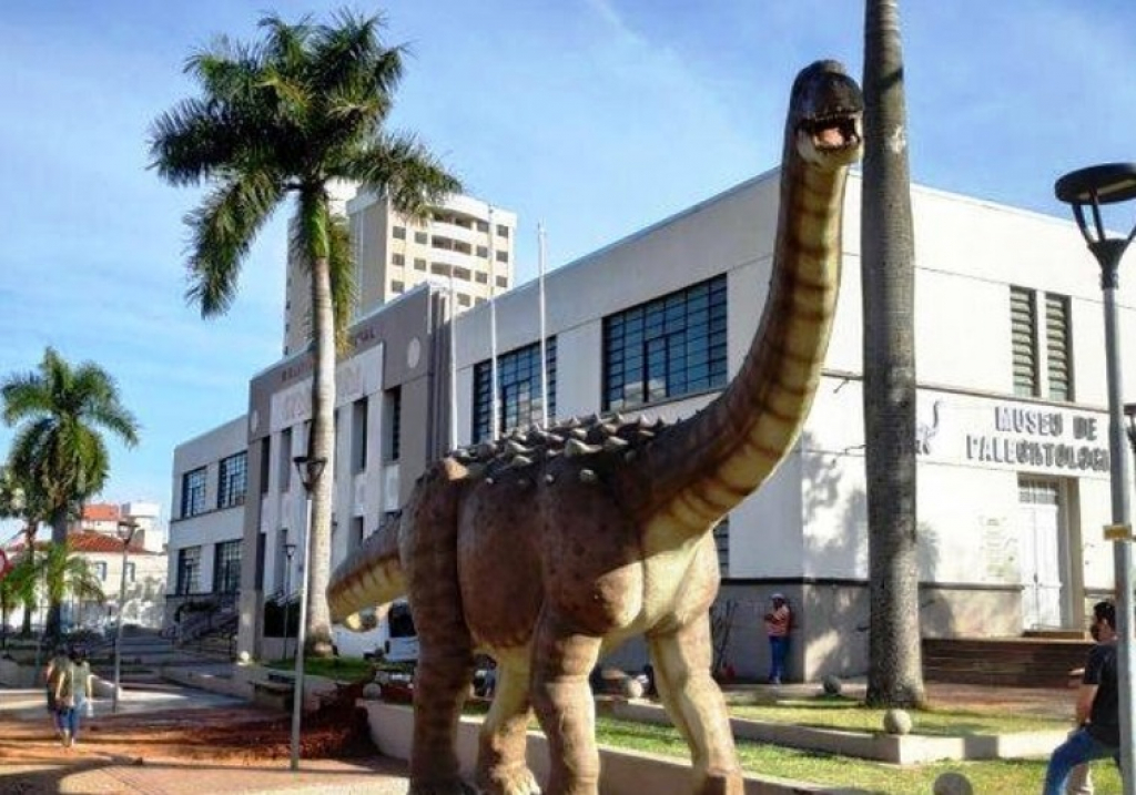 Réplica do titanossauro na praça ao lado do Museu – foto: William Nava