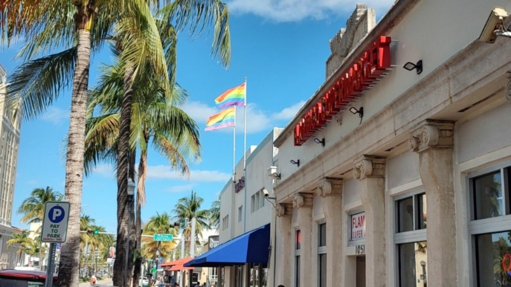 Thiago Calil/iG Bandeiras da comunidade LGBTQIA+ está instalada na porta de diversos estabelecimentos comerciais