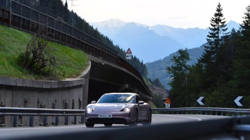 Porsche Taycan visita 14 países em 24 horas e bate recorde