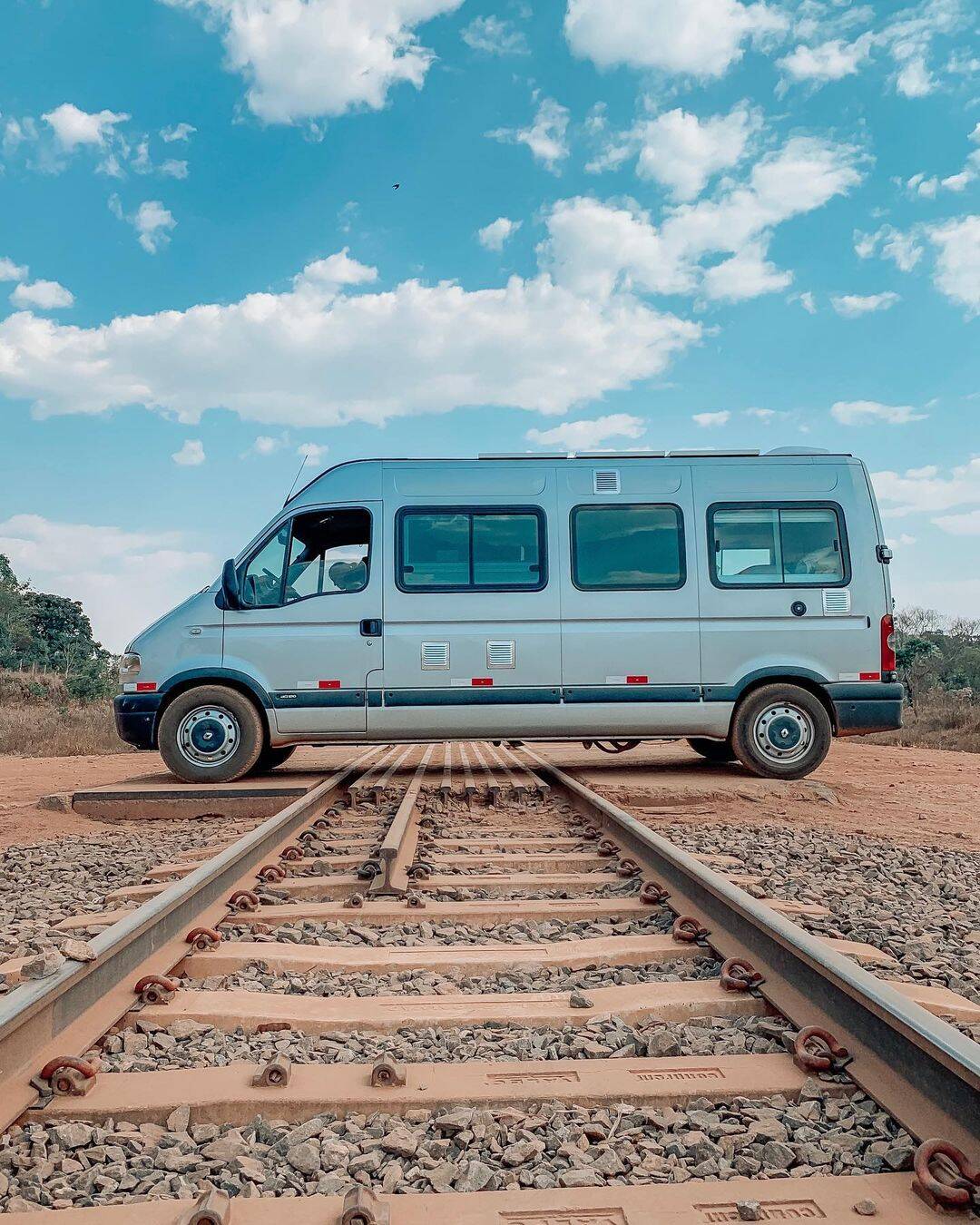 Família deixa carreira e apartamento para viver em motorhome; 