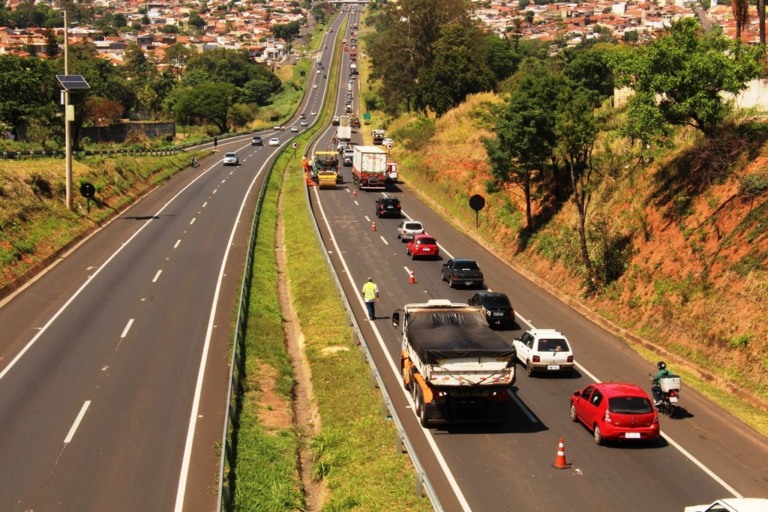 Obras de manutenção deixam trânsito lento no Contorno de Marília
