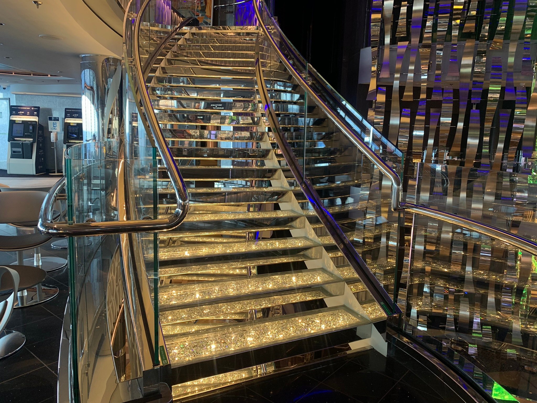 Escadas de Swarovski, característica icônica dos navios da MSC. Foto: Leticia Moreira / Portal iG - 27.08.2022