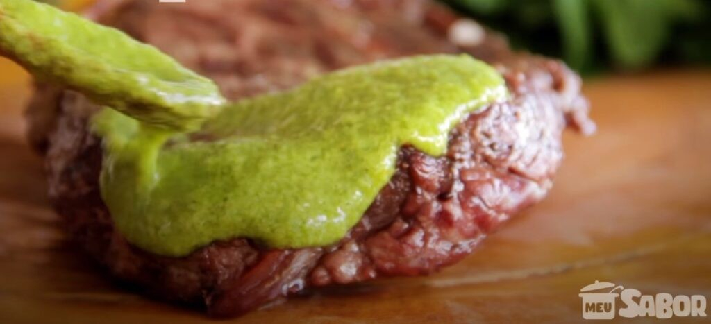 Deixe o seu churrasco muito mais saboroso com esse molho verde delicioso!