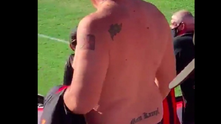 Torcedor é expulso após exibir tatuagens com símbolos nazistas
