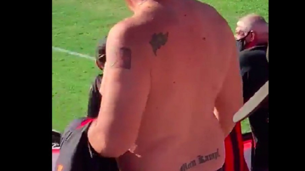 Torcedor é expulso após exibir tatuagens com símbolos nazistas