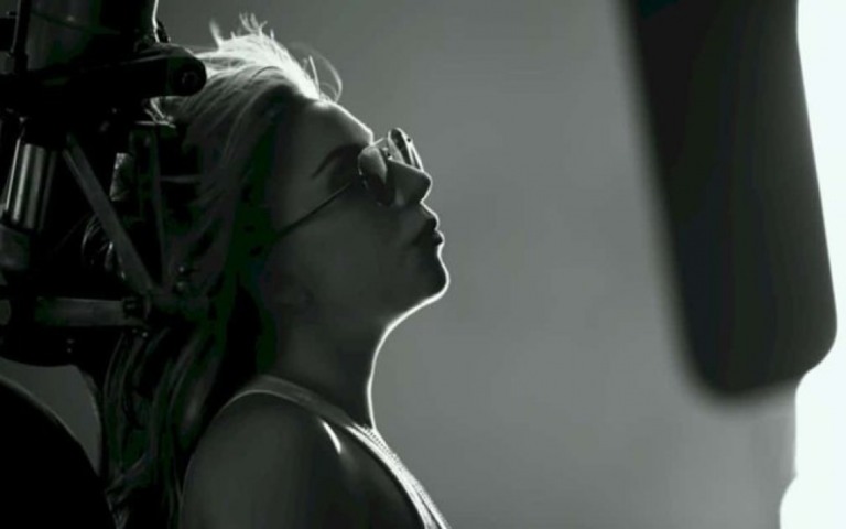 Lady Gaga revela que rasante de avião em "Hold My Hand" não era CGI
