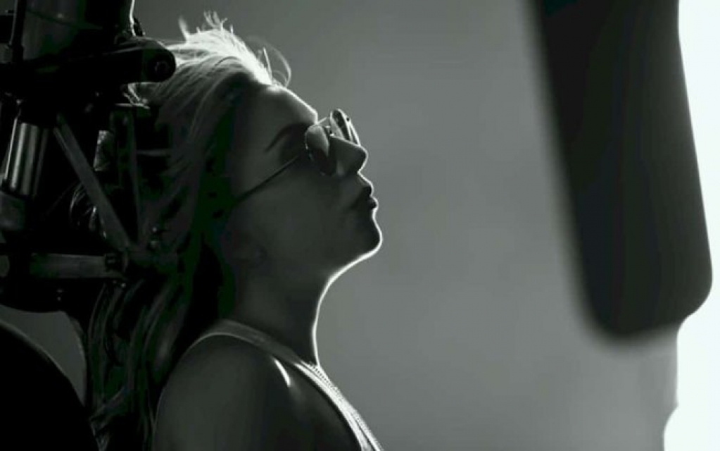 Lady Gaga revela que rasante de avião em "Hold My Hand" não era CGI Lady Gaga revela que rasante de avião em "Hold My Hand" não era CGI
