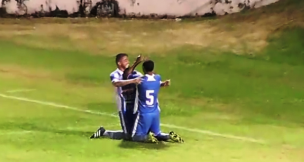 Agenor comemora o único gol do MAC na partida