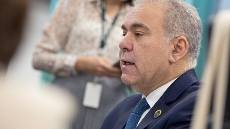 Marcelo Queiroga é vaiado em discurso e xinga público de "covardes"