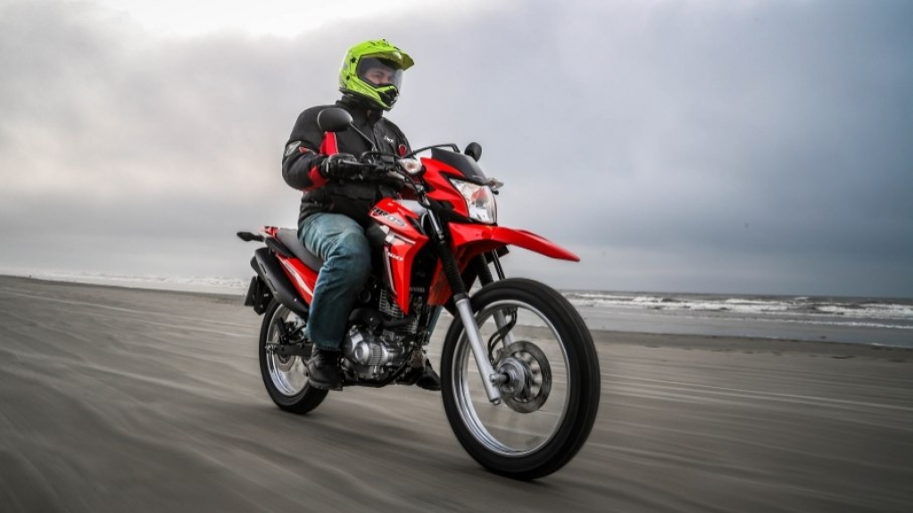 Honda NXR 160 Bros 2022: veja como anda na cidade, estrada e até na praia