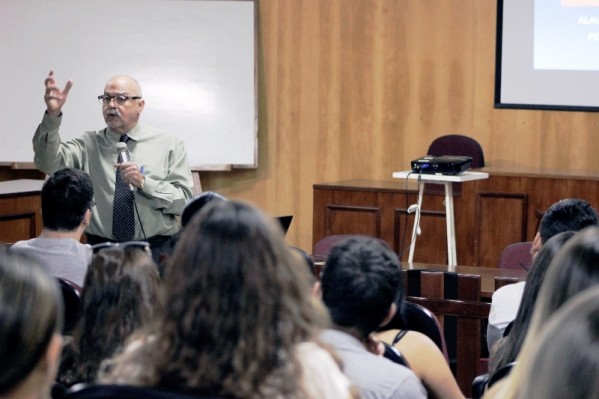 Unimar abre aulas de pós-graduação com palestra e anuncia últimas vagas