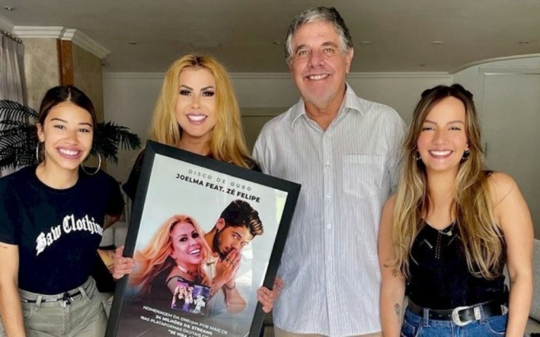 Joelma recebe certificado de ouro pelo single "Se Vira Aí"