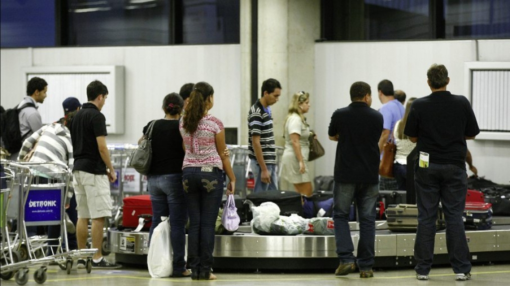 Influenza e Covid aumentam cancelamento de voos; Anac diz monitorar