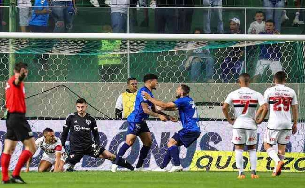 Cruzeiro vence o São Paulo no Campeonato Brasileiro