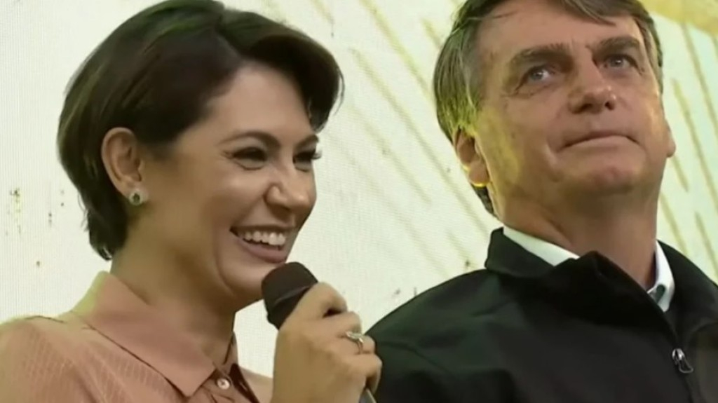 'Mulher tem que ser ajudadora do esposo', diz Michelle Bolsonaro
