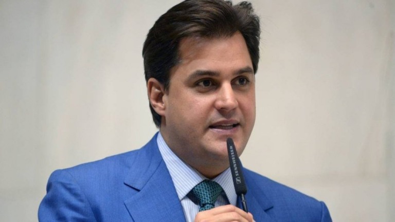 Deputado que xingou papa de "vagabundo" deve ser afastado por 3 meses