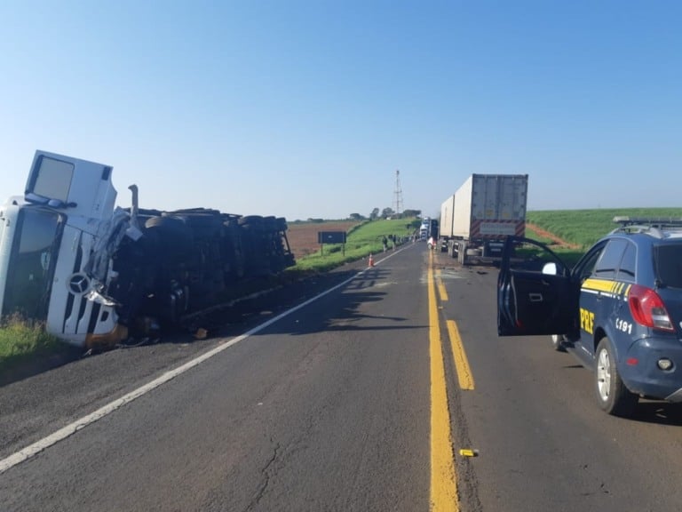 Choque entre carro e dois caminhões provoca morte de motorista na BR-153