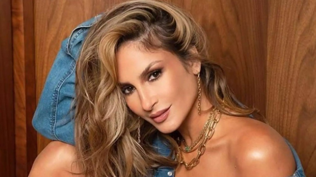 Claudia Leitte esbanja boa forma em clique sem filtro: ‘Essa mulher só fica mais bonita’