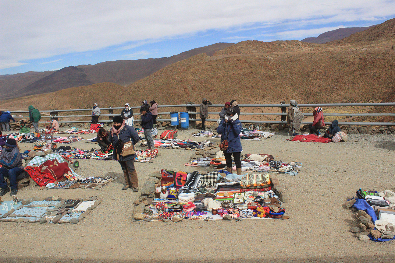 Viaducto de la Polvorilla, apesar do frio e da forte ventania, muitos moradores aproveitam o movimento turístico para vender seus produtos. Foto: Renan Tafarel/Portal iG