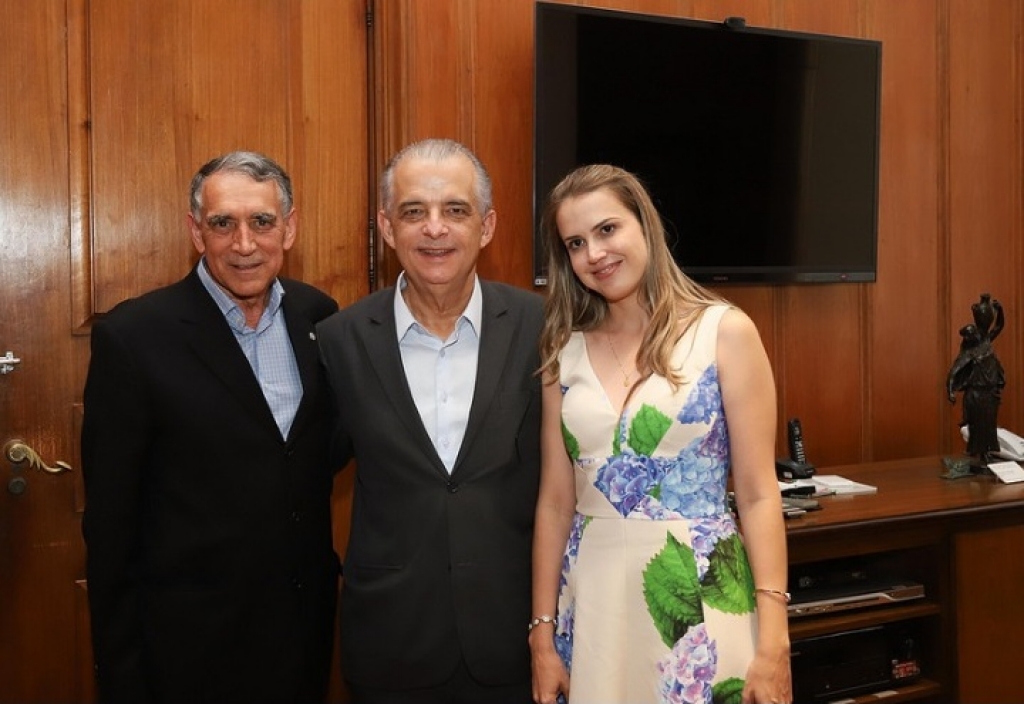 ValdeiFagundez Queiroz, diretor da Famema, o governador Márcio França e a Superintende da Autarquia HC, Paloma Libânio – Divulgação