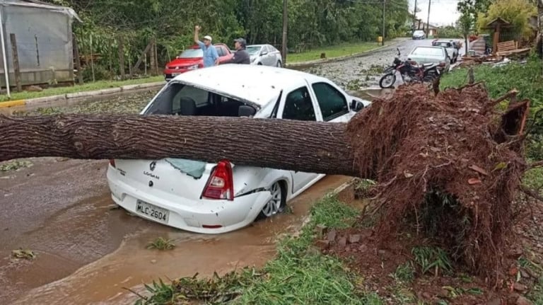 Temporal destrói casas, carros e rede elétrica em SC e RS; veja fotos
