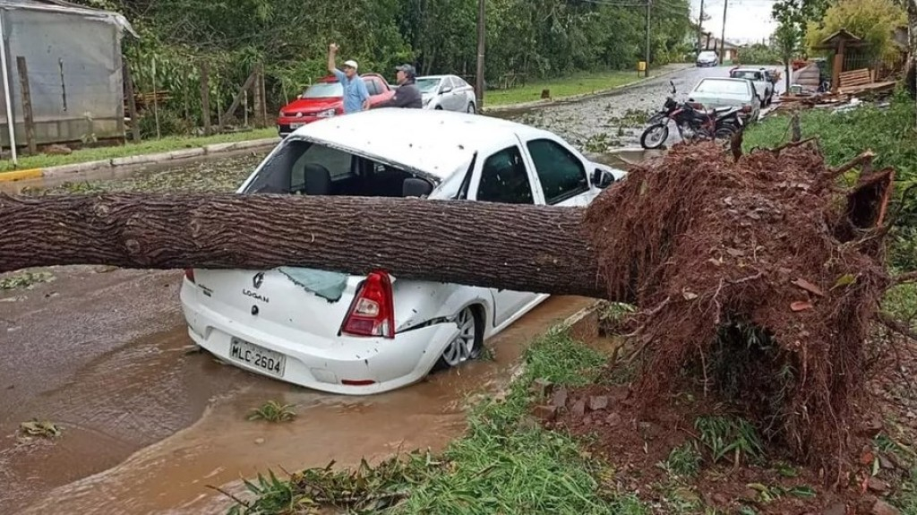 Temporal destrói casas, carros e rede elétrica em SC e RS; veja fotos