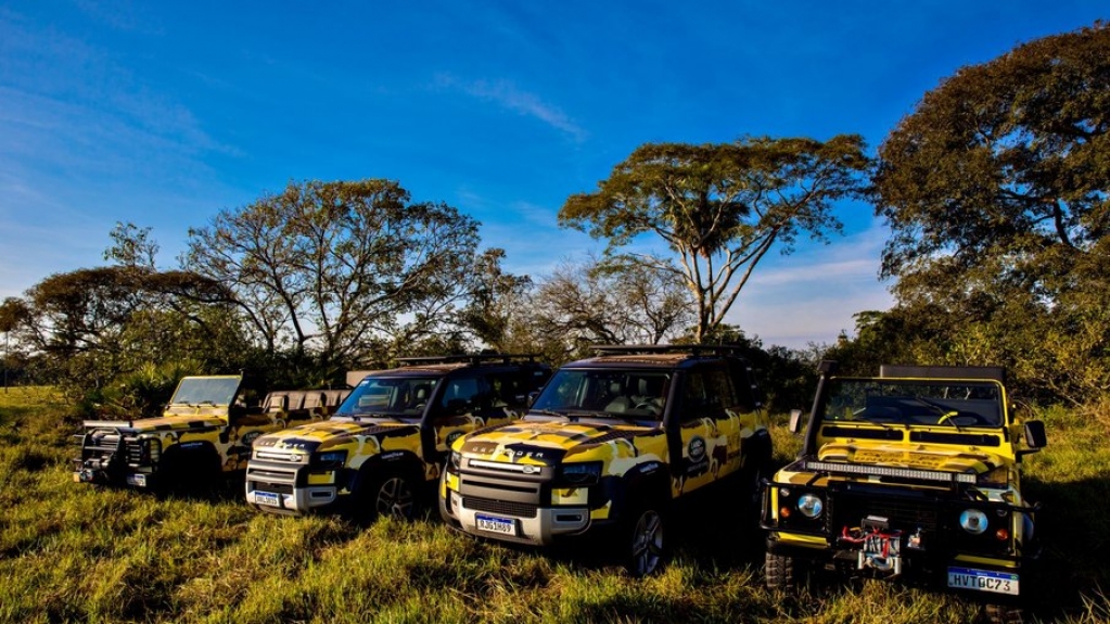 Land Rover entrega quatro unidades do Defender para projeto Onçafari