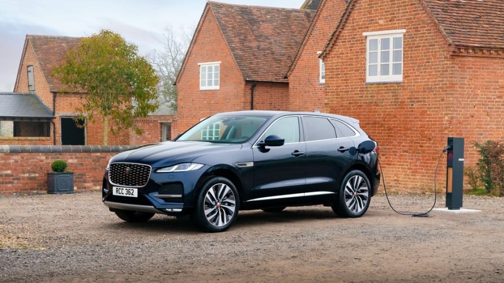 Jaguar apresenta versão híbrida do SUV de luxo F-Pace no Brasil