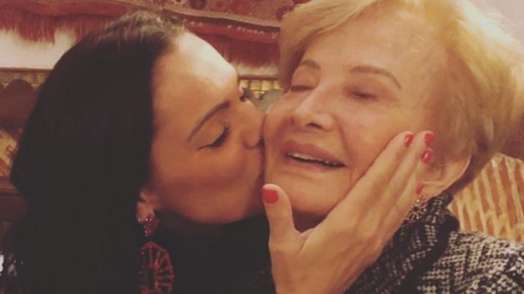 Glória Menezes celebra aniversário em casa, ao lado dos filhos