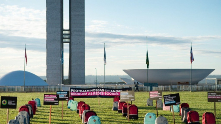 Avaaz Divulgação: Mochilas vazias (35) em memória às vítimas de atentados nas escolas no país (crimes de ódio na internet) Avaaz apoia PL das Fake News