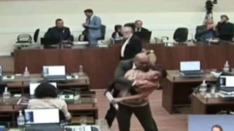 Vídeo: vereadora é agarrada e beijada à força por parlamentar em SC