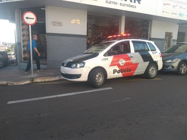 Motorista reclama de multa e divulga foto de viatura em local proibido