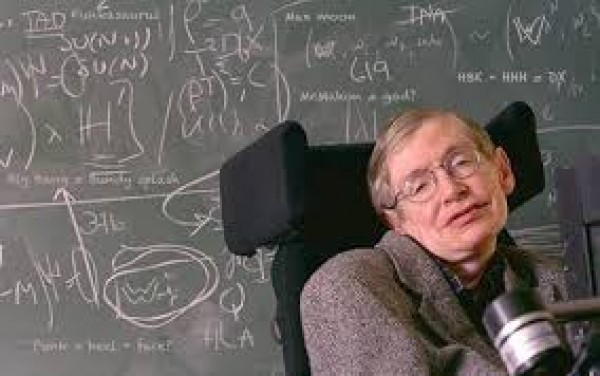 Físico Stephen Hawking é internado na Itália