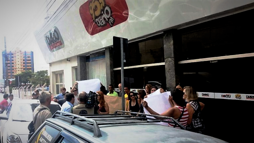 Ex-funcionários durante protesto na porta do Diário