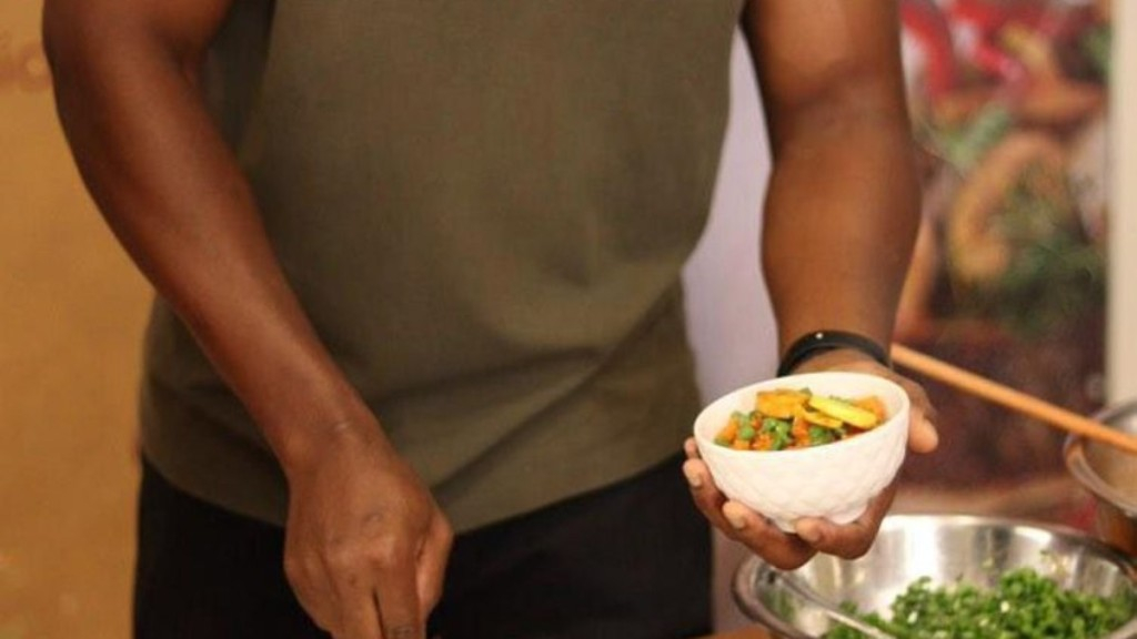 Ráfaga Rodrigues Chef nigeriano Evergreen Okolo prepara o arroz jollof para os cerca de 20 convidados do projeto Sabores e Lembranças