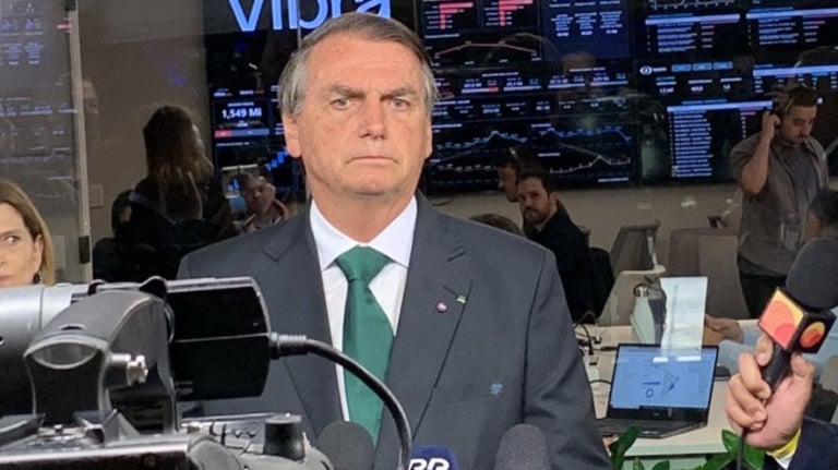 Bolsonaro chega ao debate e responde sobre acusação de pedofilia