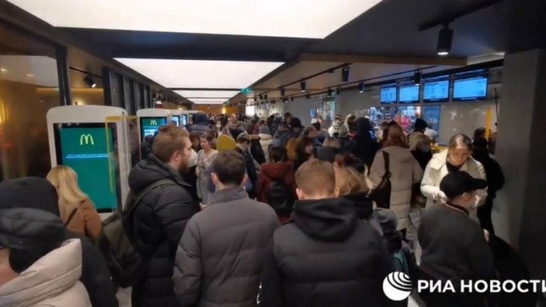 Vídeo: empregados e clientes protestam fechamento do McDonald's russo