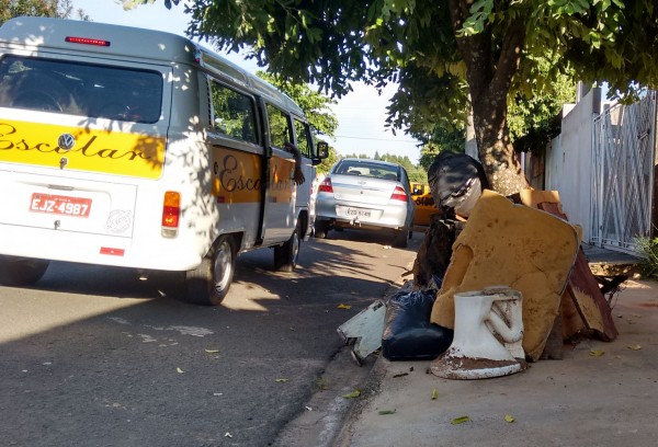 Bairro põe entulho na rua; coleta não passa