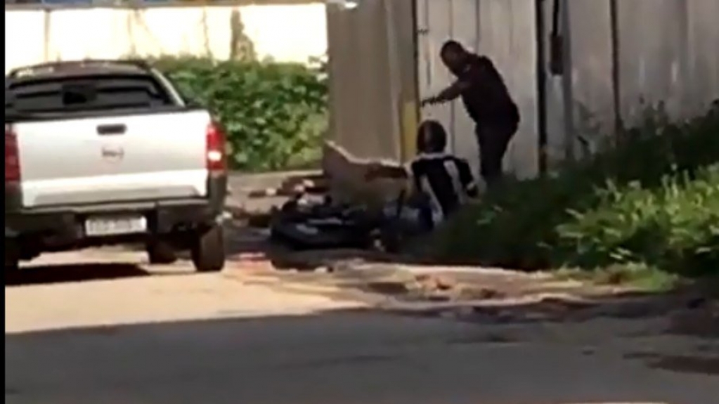 VÍDEO: PMs agridem homem negro rendido com chutes e pisões na Grande São Paulo VÍDEO: PMs agridem homem negro rendido com chutes e pisões na Grande São Paulo