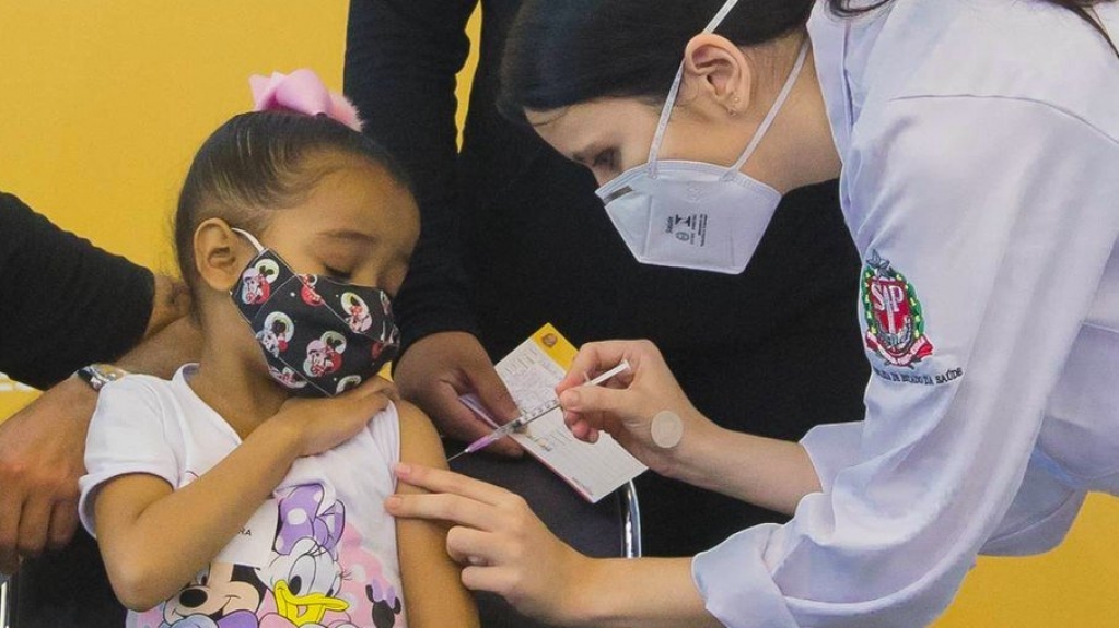 Covid-19: Saúde antecipa chegada de 1,8 milhão de doses pediátricas