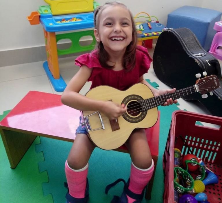 Música, fisioterapia, risos: vídeos mostram evolução de Bia e família faz rifa