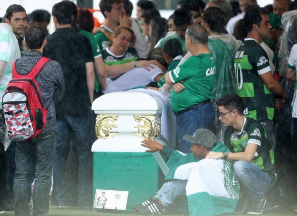 Força Chape - Velório une torcidas e faz homenagens após tragédia